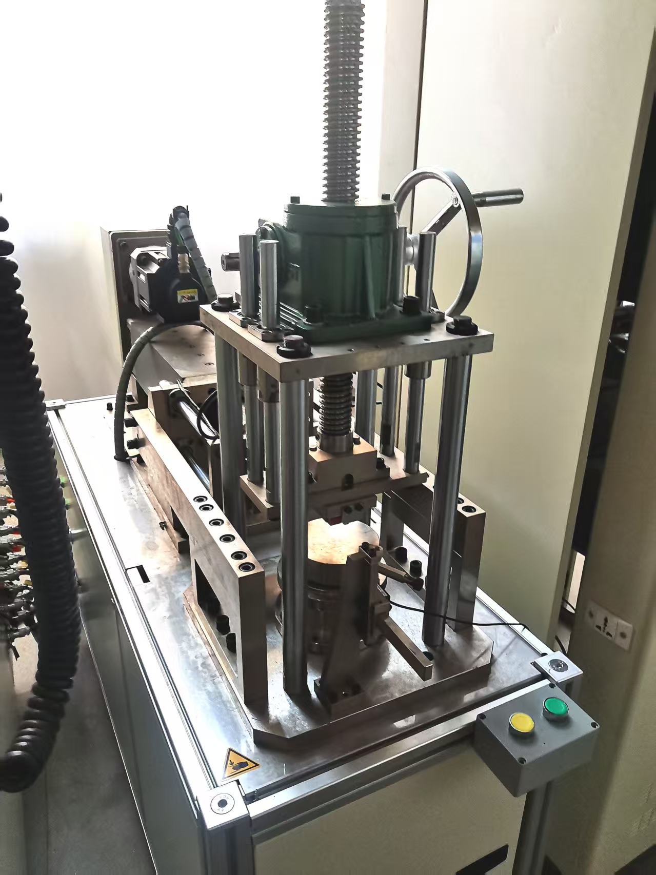 悬挂轴承径向试验台架